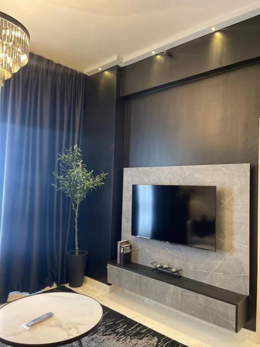 Sina Troika 2br Wifi Netflix Pool Apartment